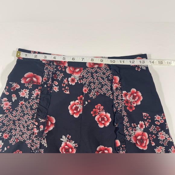 The Fifth Label Navy Floral Ruffle Hem Shorts Women’s Size M - Picture 5 of 7